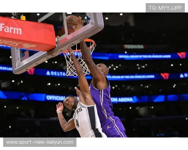 东契奇背后运球晃开防守后抛投得手